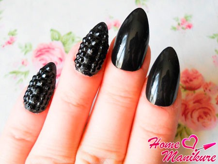manicure cyrkonie paznokcie design zdjęcie czerwony czarny układ klej różowy beżowy manicure