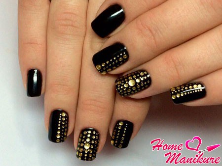 manicure cyrkonie paznokcie design zdjęcie czerwony czarny układ klej różowy beżowy manicure