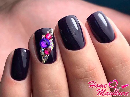 beżowy manicure z kryształkami beżowy manicure z kryształkami