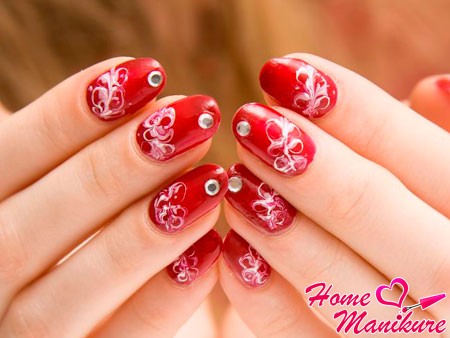 manicure cyrkonie paznokcie design zdjęcie czerwony czarny układ klej różowy beżowy manicure z kryształkami