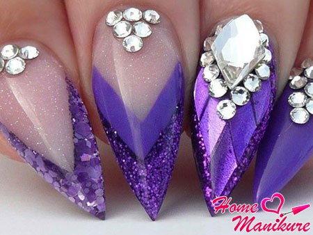 beżowy manicure z kryształkami manicure cyrkonie paznokcie design zdjęcie czerwony czarny układ klej różowy