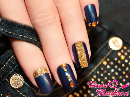 beżowy manicure z kryształkami beżowy manicure z kryształkami