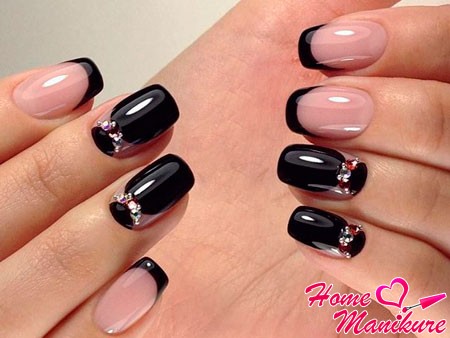 beżowy manicure manicure cyrkonie paznokcie design zdjęcie czerwony czarny układ klej różowy