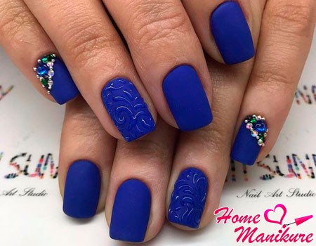 manicure cyrkonie paznokcie design zdjęcie czerwony czarny układ klej różowy beżowy manicure