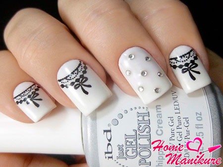 beżowy manicure z kryształkami beżowy manicure