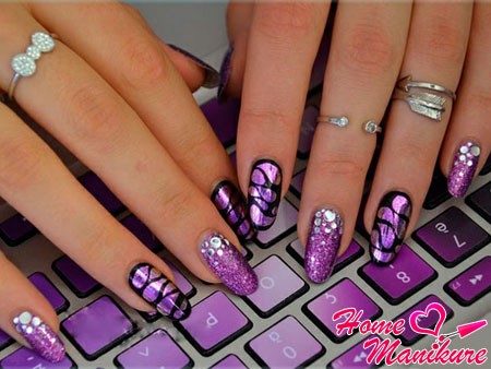 beżowy manicure z kryształkami beżowy manicure z kryształkami