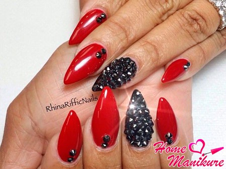 manicure cyrkonie paznokcie design zdjęcie czerwony czarny układ klej różowy beżowy manicure z kryształkami