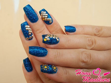 manicure cyrkonie paznokcie design zdjęcie czerwony czarny układ klej różowy beżowy manicure z kryształkami