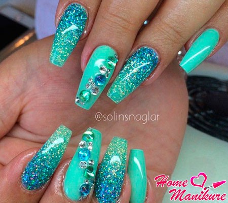 beżowy manicure z kryształkami manicure cyrkonie paznokcie design zdjęcie czerwony czarny układ klej różowy