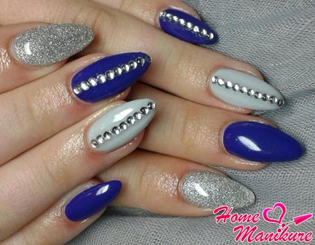 manicure cyrkonie paznokcie design zdjęcie czerwony czarny układ klej różowy beżowy manicure
