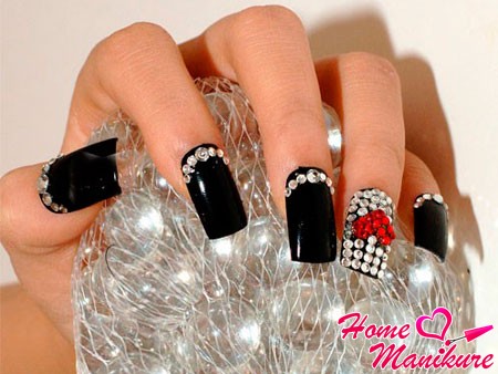 manicure cyrkonie paznokcie design zdjęcie czerwony czarny układ klej różowy beżowy manicure