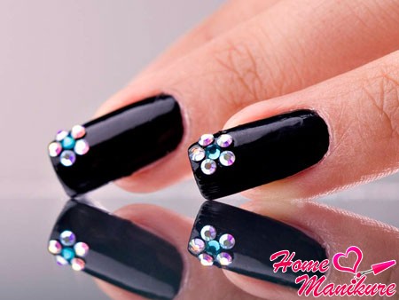 manicure cyrkonie paznokcie design zdjęcie czerwony czarny układ klej różowy beżowy manicure