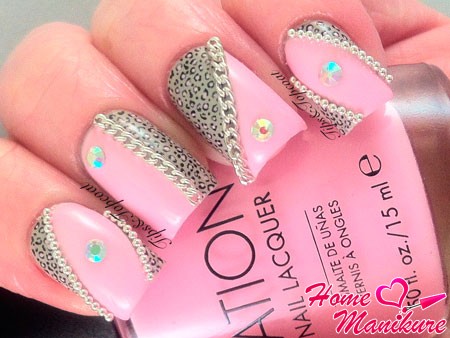 beżowy manicure z kryształkami beżowy manicure