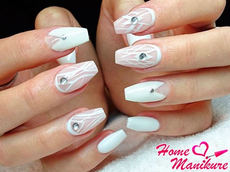 manicure cyrkonie paznokcie design zdjęcie czerwony czarny układ klej różowy beżowy manicure