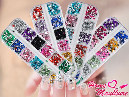 beżowy manicure z kryształkami manicure cyrkonie paznokcie design zdjęcie czerwony czarny układ klej różowy