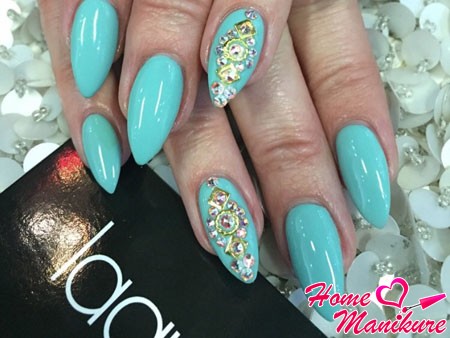 beżowy manicure z kryształkami manicure cyrkonie paznokcie design zdjęcie czerwony czarny układ klej różowy