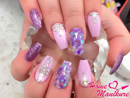 beżowy manicure manicure cyrkonie paznokcie design zdjęcie czerwony czarny układ klej różowy