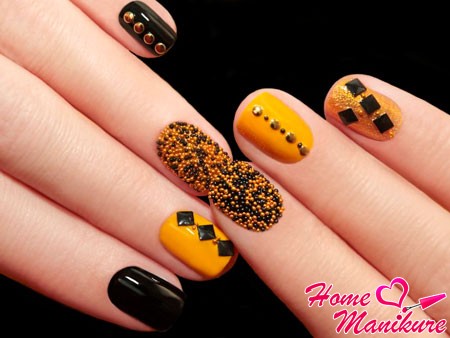 manicure cyrkonie paznokcie design zdjęcie czerwony czarny układ klej różowy beżowy manicure