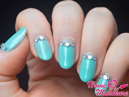 beżowy manicure z kryształkami beżowy manicure z kryształkami