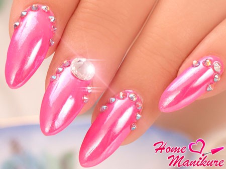 beżowy manicure z kryształkami beżowy manicure