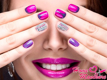 manicure cyrkonie paznokcie design zdjęcie czerwony czarny układ klej różowy beżowy manicure z kryształkami