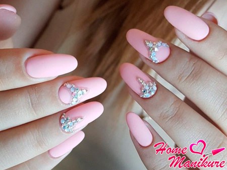 beżowy manicure z kryształkami manicure cyrkonie paznokcie design zdjęcie czerwony czarny układ klej różowy