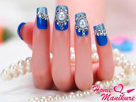 beżowy manicure manicure cyrkonie paznokcie design zdjęcie czerwony czarny układ klej różowy
