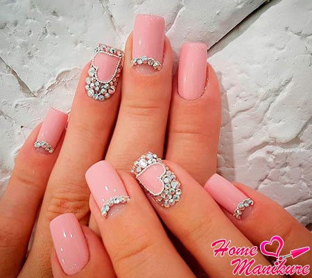 beżowy manicure z kryształkami beżowy manicure z kryształkami