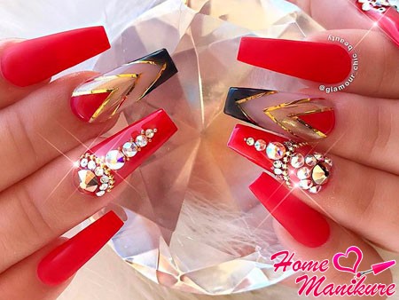 beżowy manicure z kryształkami beżowy manicure