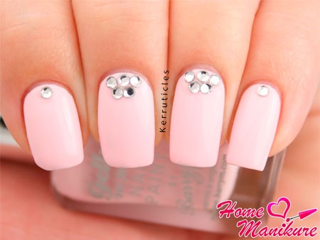 beżowy manicure beżowy manicure z kryształkami