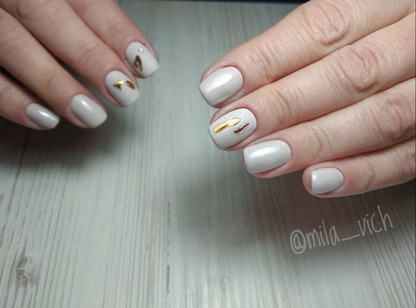 beżowy manicure ze złotem beżowy manicure ze złotem