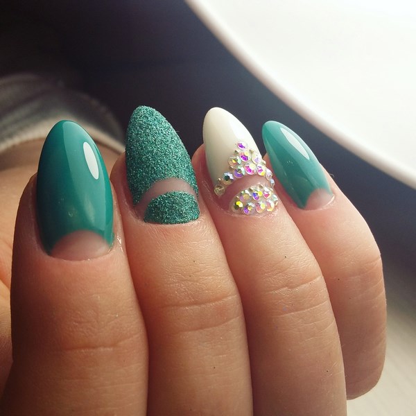 beżowy manicure z białym beżowy manicure z białym