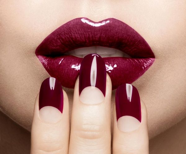 beżowy manicure beżowy manicure z białym