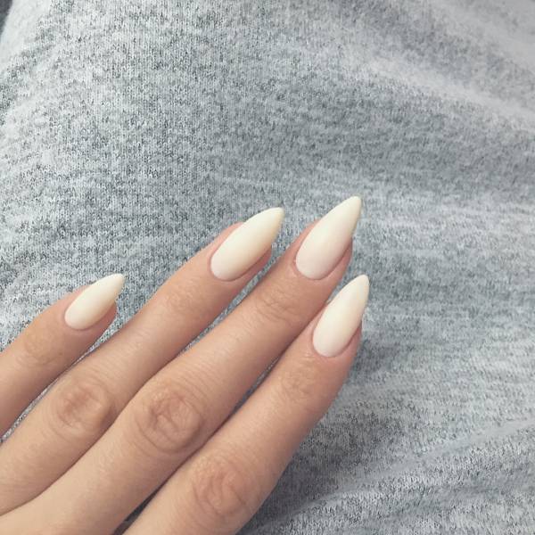 pomysły na zdjęcia do manicure mlecznego beżowy manicure