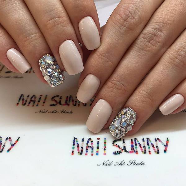 pomysły na zdjęcia do manicure mlecznego beżowy manicure