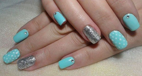 beżowy manicure z kryształkami beżowy manicure z kryształkami