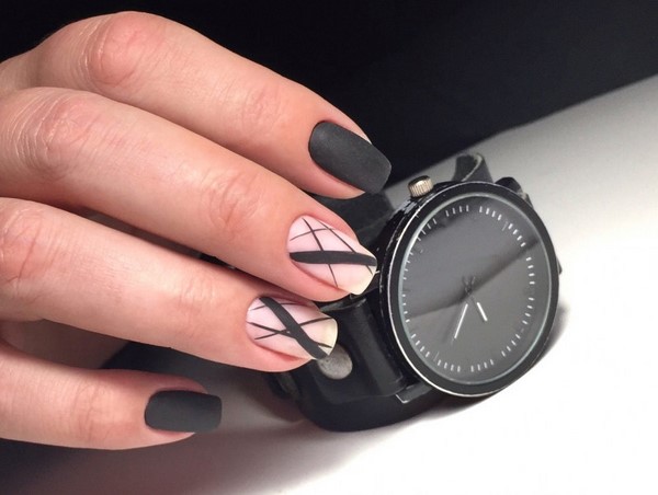 manicure beżowy z czernią beżowy manicure