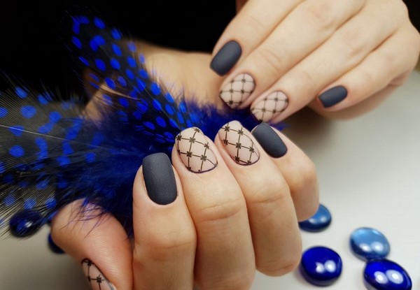 manicure beżowy z czernią manicure beżowy z czernią