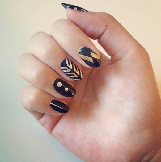 złoty lakier do paznokci manicure lustrzany