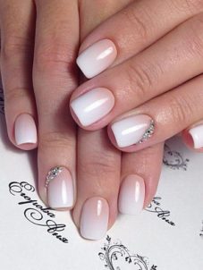 biały francuski biały manicure