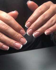 biały francuski biały manicure