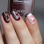 bordowy biały manicure biały manicure