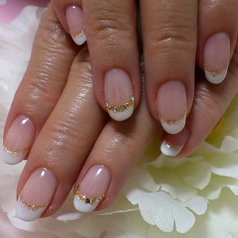 manicure z białego złota biały manicure