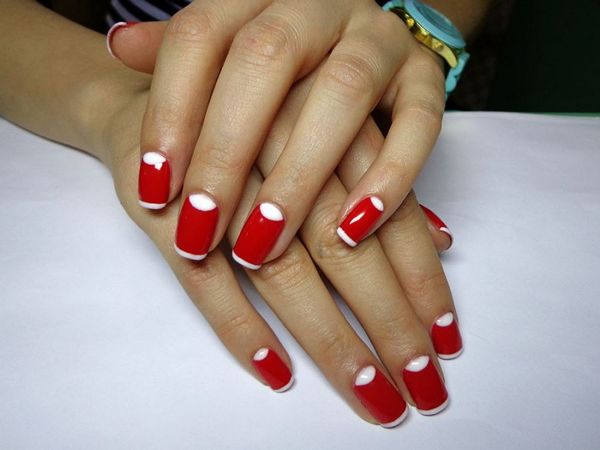 czerwono-biały manicure z błyszczy czerwone i białe zdjęcie do manicure