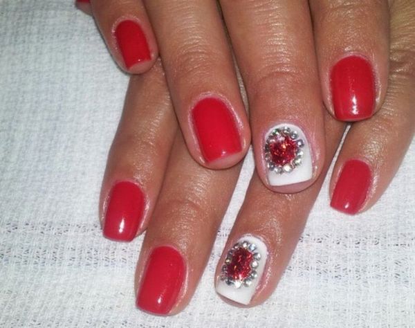 czerwony manicure z białą kurtką czerwone i białe zdjęcie do manicure