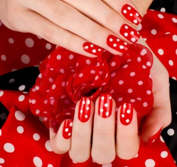manicure czerwonym i białym lakierem czerwony manicure z białą kurtką