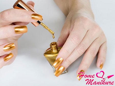 złoty manicure zrób stalowy złoty lakier do paznokci paznokcie metaliczny czarny metalik zdjęcie