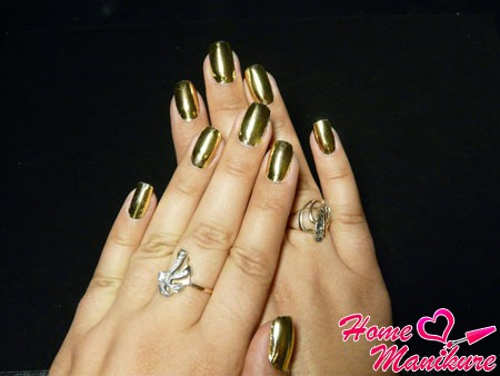 złoty manicure zrób stalowy złoty lakier do paznokci paznokcie metaliczny czarny metalik zdjęcie