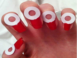 czerwono-biały manicure czerwono-biały manicure czerwony blask księżyca