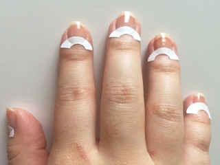 czerwono-biały manicure biały manicure